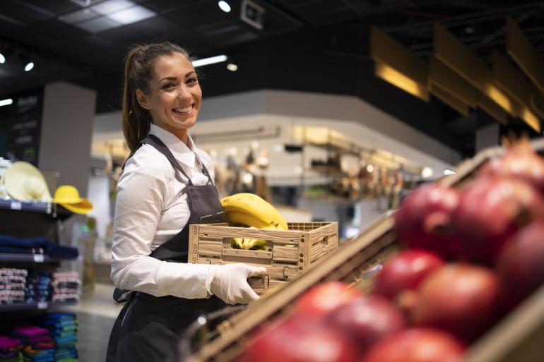 Mujer cargando fruta